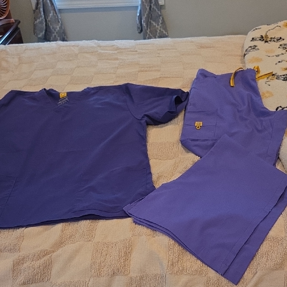 WonderWink Classic Fit Purple Scrub Top And Bottoms